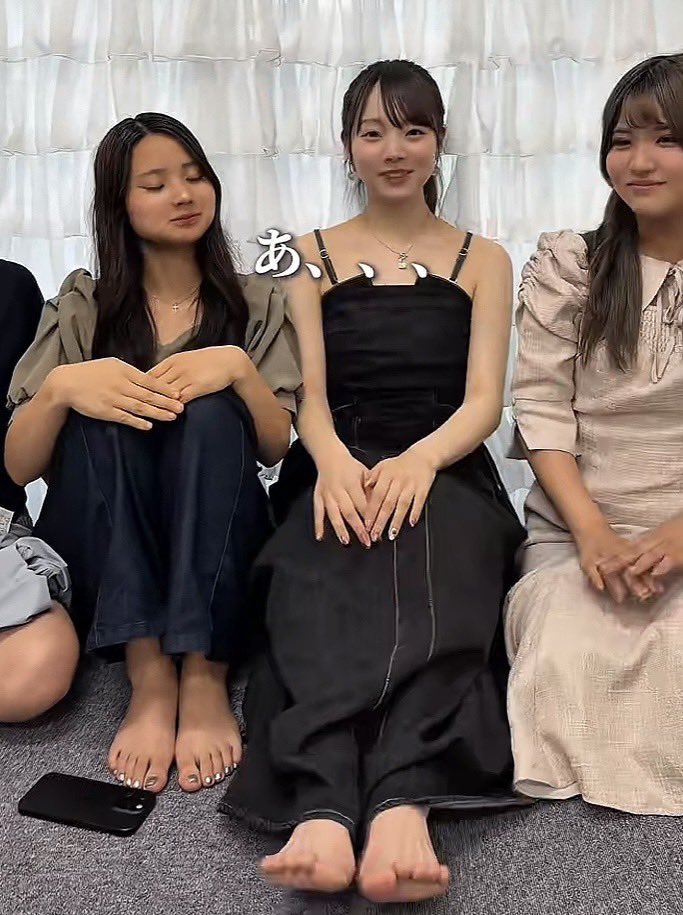 Korepyon0801's tweet photo. 先日投稿した青学生のインスタから。この子めっちゃ足の裏見せてくれる！w
足裏の形も綺麗だし、フェチをくすぐる足ですねw

#足フェチ
#足の裏
#足の裏フェチ
#裸足
#女子大生
#素足 https://t.co/Q1SykBCzsc
