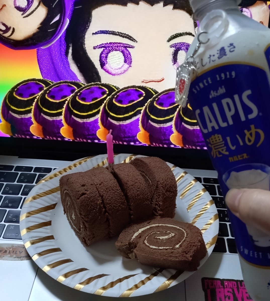 AkimiYA_789's tweet photo. ロッキンでお誕生日ラスベガスは台風のクソバカ野郎のせいで幻となりましたが、おうちでひっそりとプチパーティしてました！
雨風凄すぎて外に出る方が危ないやつなので落ち着くまで引きこもり！みなさんもどうかご安全に！ https://t.co/4LCnsTFWte