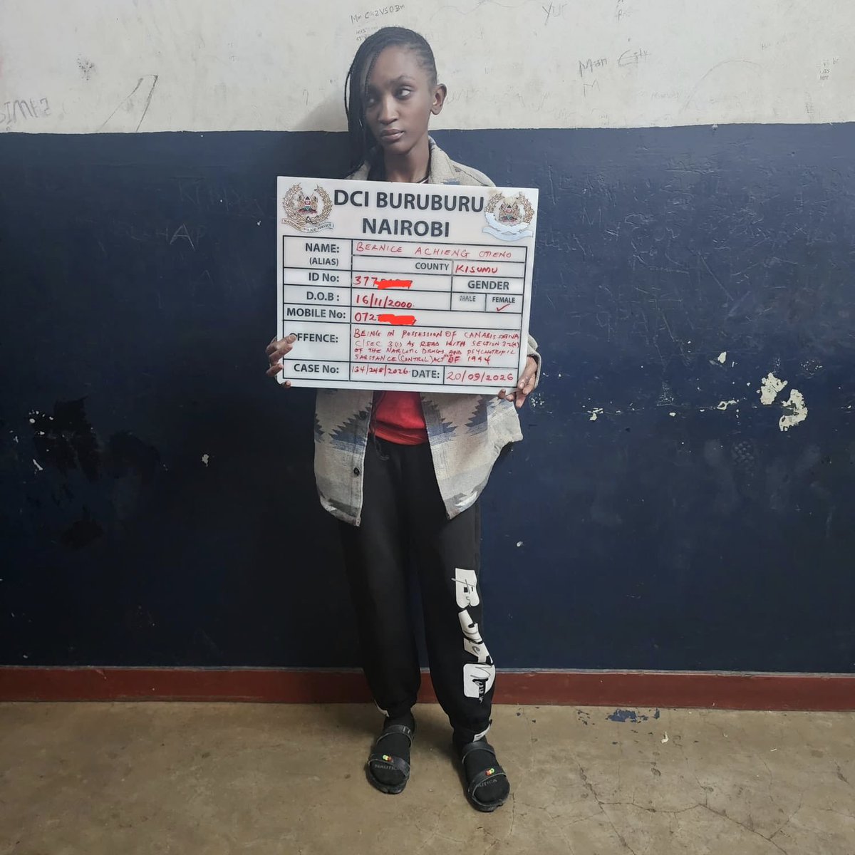 niwazirimkuu's tweet photo. sharp girls All over 😂😂
Buana deals ni nyingi shida ni DCI tu 😂😂

A 26-year-old woman reportedly landed in police custody after allegedly trying to deliver bhang to her boyfriend, who was being held at Buruburu Police Station. Officers became suspicious of a loaf of bread she wanted them to pass to him, and a search allegedly uncovered five rolls of bhang inside the bread, with seven more reportedly found in her jacket.

Meanwhile, in Thika, a suspected drug peddler identified as John Mwangi alias “Bombay” was arrested after a motorcycle chase ended in a crash. Police reportedly recovered 300 rolls of bhang and an additional 3 kilograms from the motorcycle, while his female passenger escaped during the commotion.

lakini wasichana wanakuanga na akili kweli?😂😂
How do you even think of such a stupid move? Viumbe wa ajabu hawa😂😂
