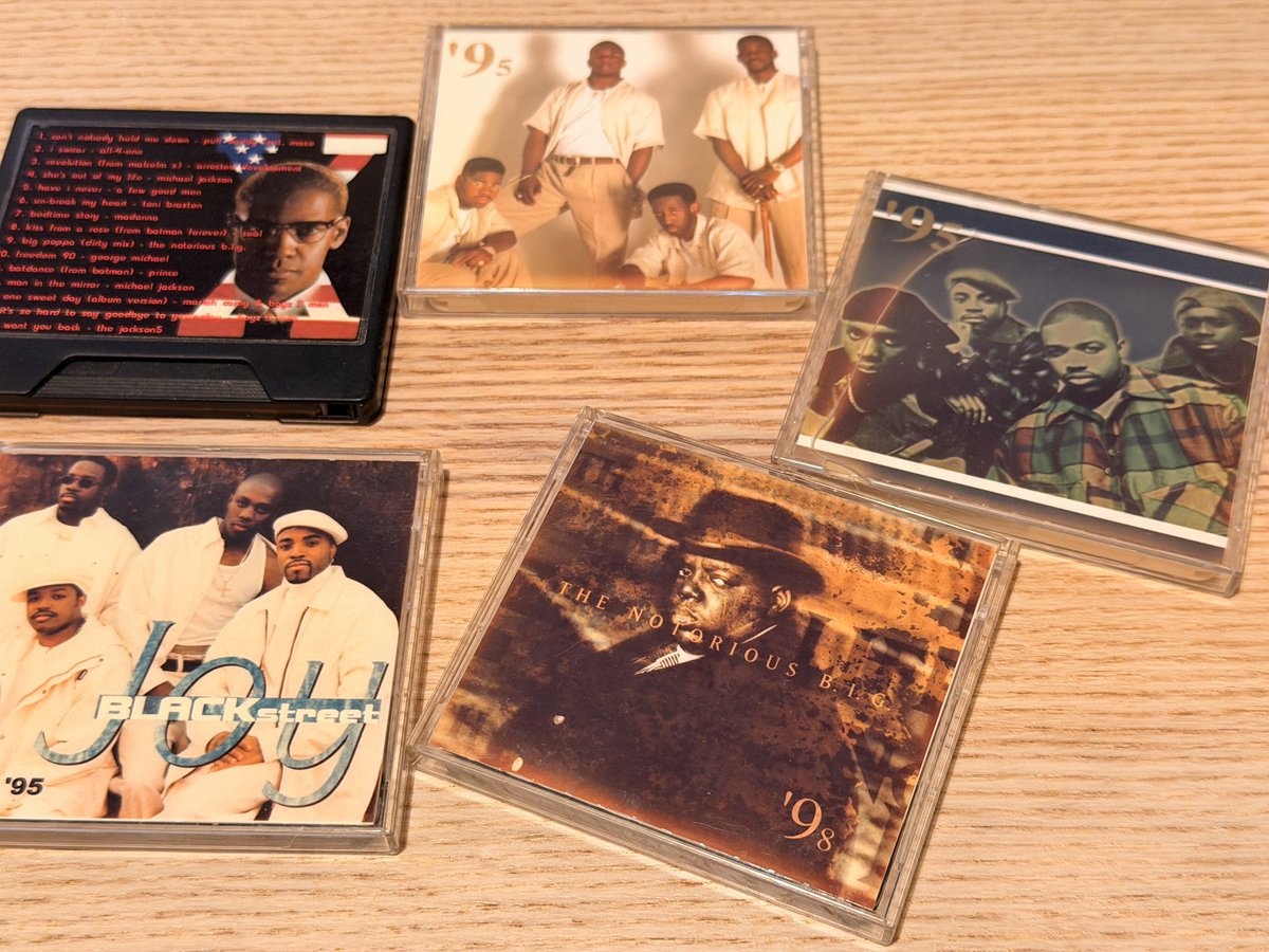 kuku_art's tweet photo. 昔のMD💽懐かしい〜
この頃は毎月その月のヒット曲をまとめて、自分でカバーまでデザインして作ってた☺️
我ながら凝ってるなぁ笑

当時はシングルカットされたら12インチのリミックスがとても重要な時代だったから、何の曲でも毎月買ってて、CDも何百枚ってなっちゃってた頃だ😄

カセットテープの不便さを解消して、でもまだ一曲一曲の重みがあった、塩梅のいい頃だったかもねぇ
今のサブスクからは失われた何かがあったような…