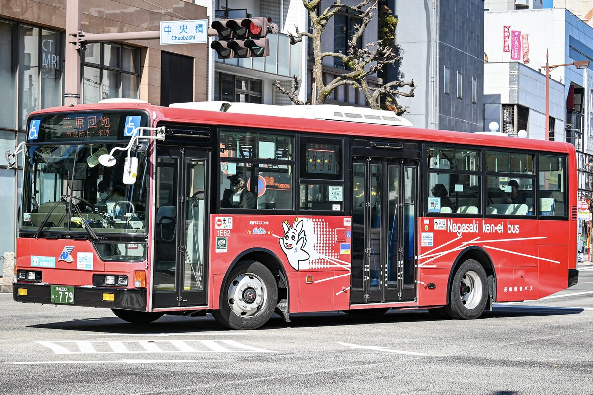 1222haru_'s tweet photo. 県営バスS554 QPG-LV234Q3

県営バスではなぜかQ尺(長尺)が導入されている。どちらも坂の多い同じ路線を走るバスだが前輪と後輪間の距離の差は一目瞭然。
長尺と短尺を使い分けている感じでもないので謎。 https://t.co/KCuDhhpvTN