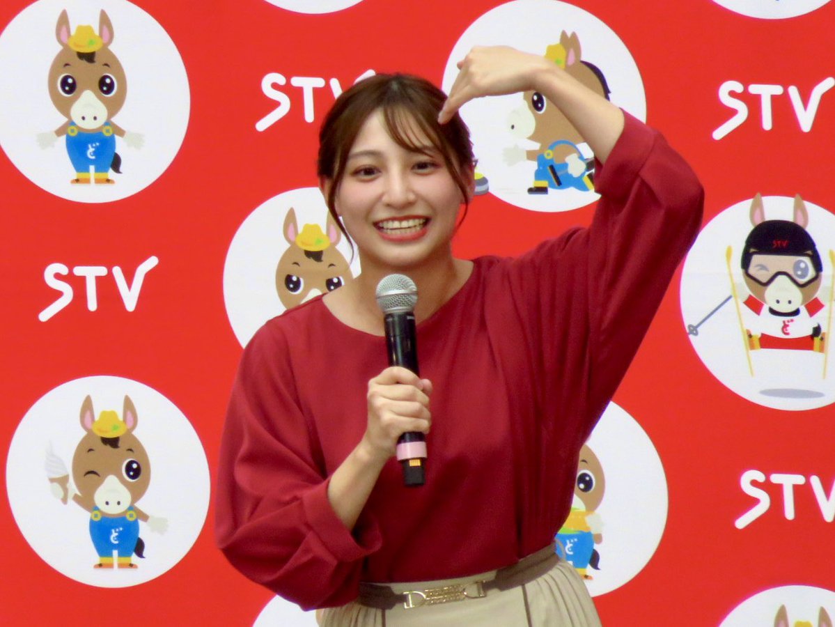 casio830CA's tweet photo. 今日はサッポロファクトリーでSTVファンミーティングを見てきました👀
シャインは若いメンバーなので頑張って続けて欲しいですね！
宮崎愛瑠アナはコナンに似てるな😅
#シャイン
#宮崎愛瑠アナ
#竹井愛乃アナ https://t.co/3YYkJfAtTW
