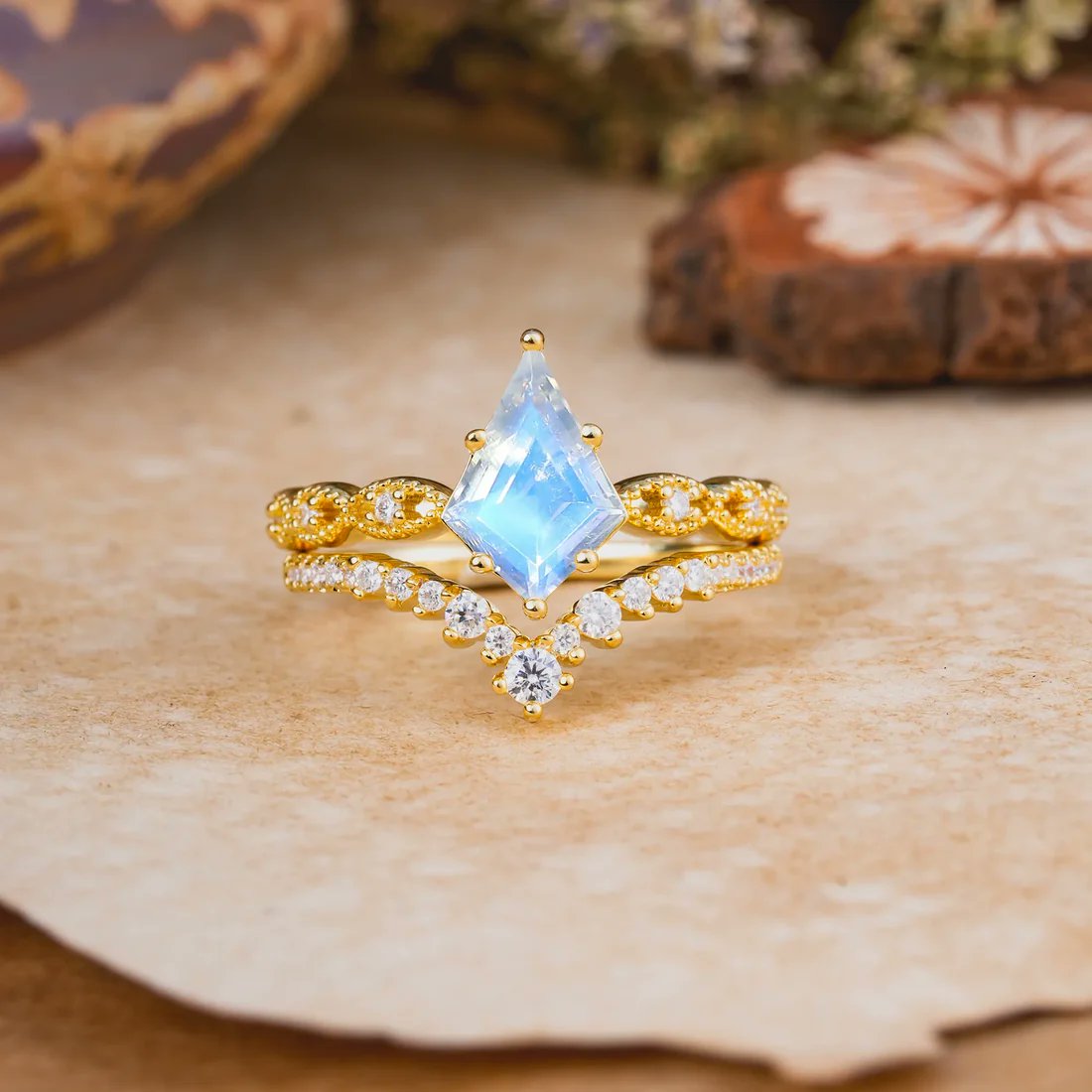 Romalarjewelry's tweet photo. Vintage celestial luxe. 🌿 This Kite Moonstone bridal set captures pure liquid moonlight in sacred geometry. A dream stack. 🤍 #Moonstone #KiteRing #BridalSet #VintageRing #ROMALAR https://t.co/JZxA2jpUNW