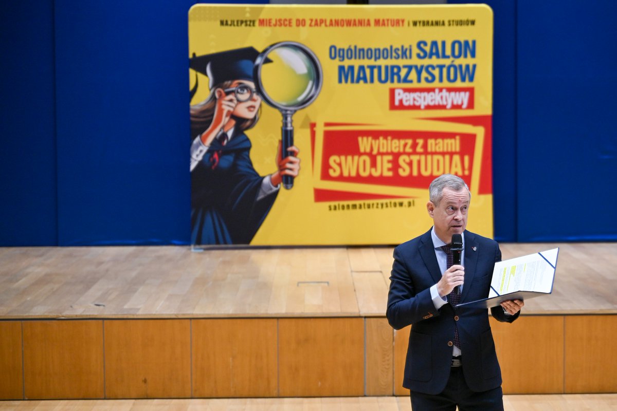 Trwa 20. Krakowski Salon Maturzystów @PerspektywyPL w murach Auditorium Maximum UJ. Zgromadzoną młodzież, nauczycieli, przedstawicieli krakowskich i małopolskich uczelni i instytucji przywitała prof. Joanna Zalewska-Gałosz, prorektor UJ ds. polityki kadrowej i finansowej.