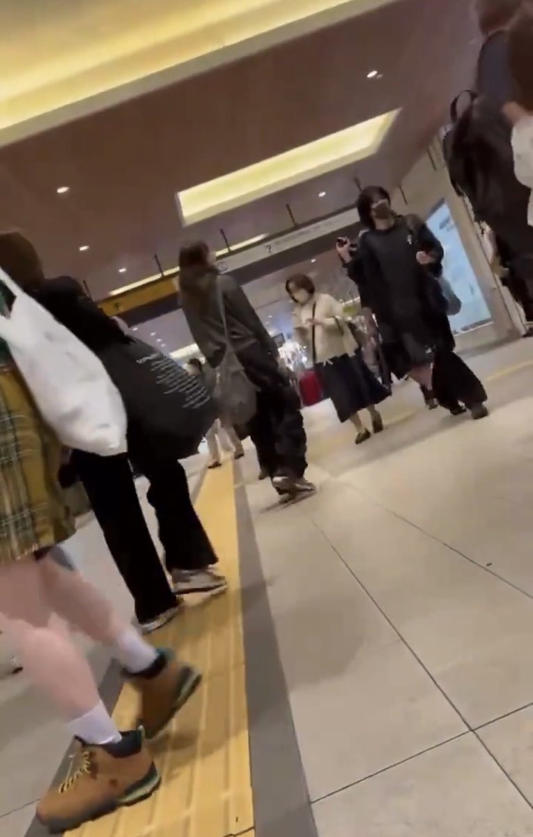 ariken_News's tweet photo. この動画ってボクが特定した新宿駅で改札破壊して不正に侵入した月居星夜(21)ですか？

首に刺青しているけど画質が荒くて良くわからん

普通に通り魔事件だろ！！詳しいこと知っている方はDMください

コイツは野獣の日2026の時にガスト下北沢店でやらかしているという告発も来ている

Xの名前も「カッターブンブン界隈」ってヤバそうな名前だったしな(今は変えているけど)