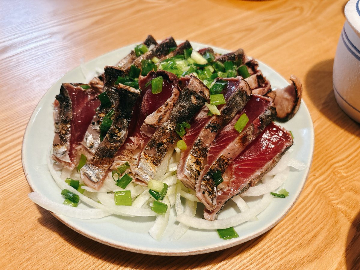 keiit0_'s tweet photo. みなとまちでお寿司ランチを食べて、
夜ごはんは市場で買った鰹のタタキで乾杯〜！ https://t.co/9SQfBVBU4u