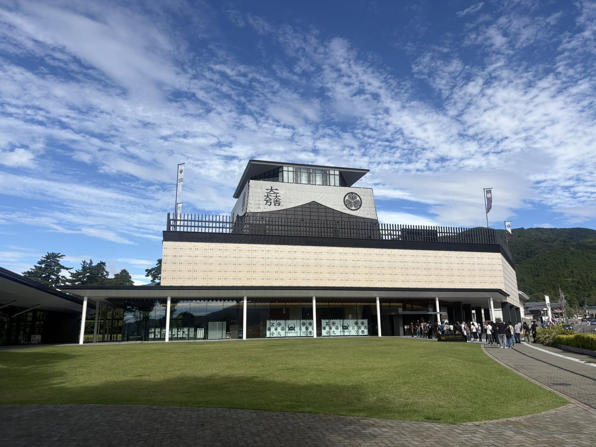 nonnoneichan's tweet photo. 9/15が決戦日という事で関ヶ原古戦場記念館から石田三成布陣の場所を望みながら想いを馳せるロマン

初めて来たけれど割と狭いエリアが戦場になっていたんだなと実感
現地に来ると当然教科書体感ができるね

そしてパフェめっちゃ美味い https://t.co/9js2PbP9w1