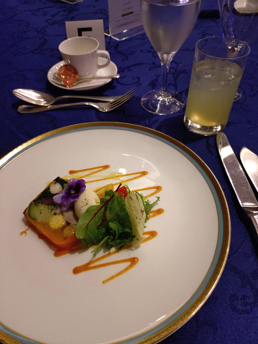 sakurako375's tweet photo. ディナーショウのランチ☕初めてお会いしたテーブルの方方ともお話がはずんで、楽しい一時。 https://t.co/oNzTt81cM9