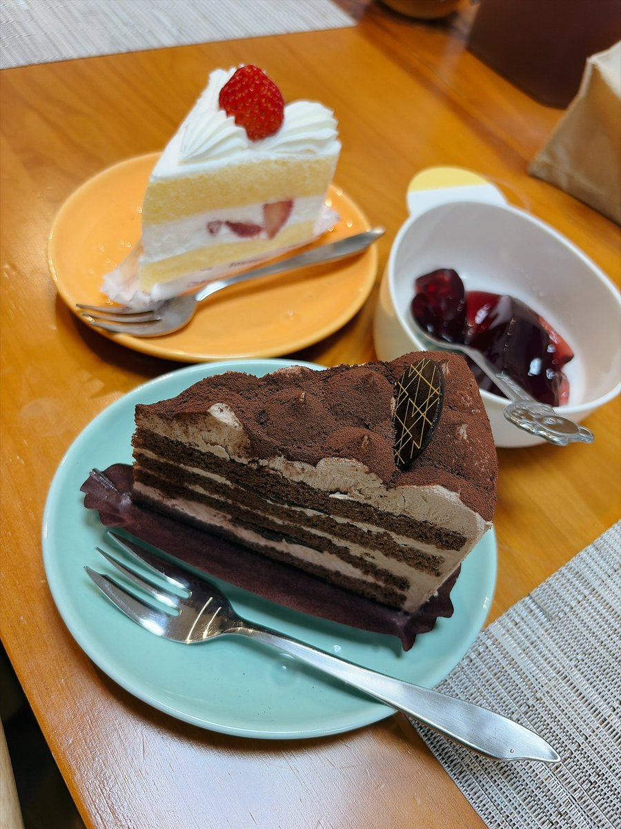 aina084's tweet photo. 今日は食べて良い日🫶めでたい日

「今日はB’zのデビュー日です！」って言ったら旦那さまが買ってきてくれました♡ https://t.co/vGXa4jhaup