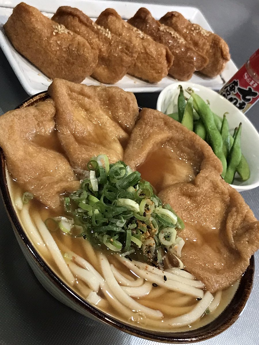sense_kabu's tweet photo. 今日は甘辛しみしみきつねうどん&amp;お稲荷さんの気が付いたら揚げだらけセットを食べました。おいしかったです。 https://t.co/6QSaus17YW