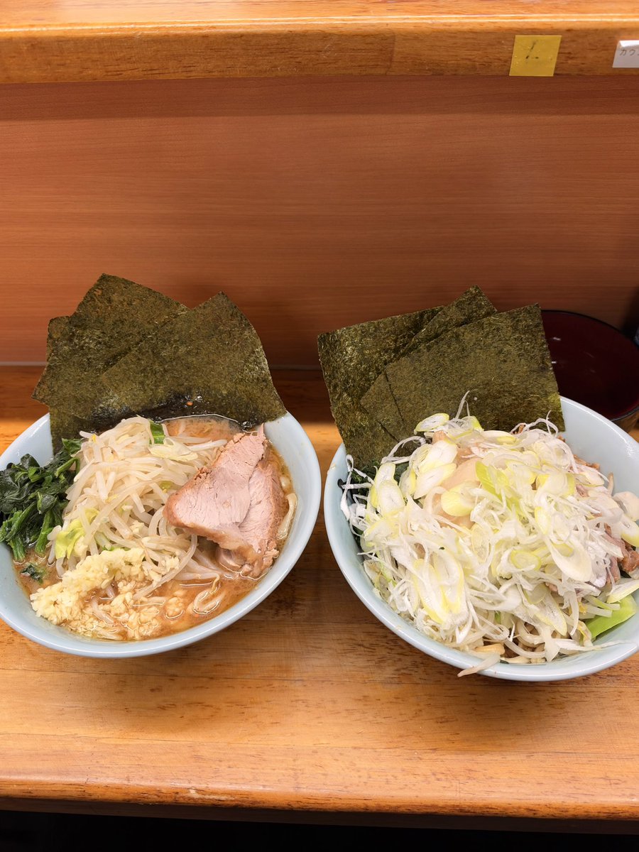 dezenghezhen's tweet photo. ラーメン二郎 立川
ぱた郎 ラーメン（SD）・汁なし

最終日告知を見てダッシュで訪問
普段並びないがぱた郎効果すごいな、台風の中でめちゃくちゃ並んでた
家系感はまあさておき、仕込み死ぬほど大変だと思うのでお疲れ様でした……
ごちそうさまでした〜 https://t.co/uANi6DwipU