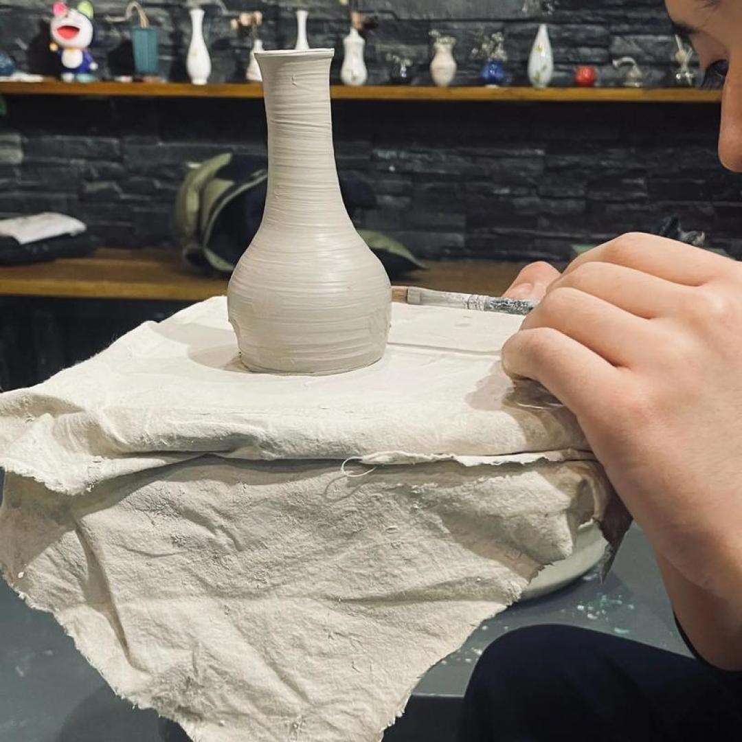 Happines1206's tweet photo. Loved feeling every brushstroke on this handmade ceramic art piece at the local studio—art isn’t just to look at, it’s to feel! ， https://t.co/4EAVBRnXkC