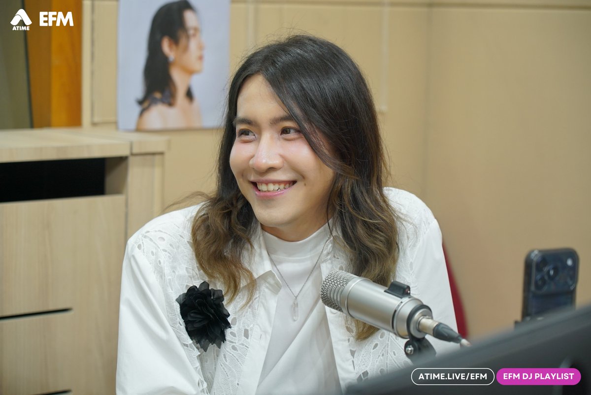 EFM_STATION's tweet photo. EFM DJ PLAYLIST วันนี้ ชวนสัมผัสอีกขั้นของการเติบโตจาก SIN ผ่านซิงเกิลใหม่ ‘ขอบคุณ (Thank You)’ ที่ถ่ายทอดความรู้สึกทั้งในมุมของศิลปินกับแฟนเพลง และการบอกลาความรักที่ไปต่อไม่ได้ด้วยความเข้าใจ พร้อมเผยแนวคิดเรื่องความรักที่เปลี่ยนไป จากความขุ่นมั���ในอดีตสู่การให้ความสำคัญกับความสบายใจและพลังงานบวก ซึ่งทำให้เขามีความสุขกับการแสดงสดมากขึ้น
.
พร้อมชวนทำความรู้จักตัวตนใหม่ของ SIN ในงาน First Listening Party สำหรับ EP เพลงสากลชุดที่ 2 วันที่ 10 ตุลาคมนี้ ที่จะนำทุกเพลงใน EP มา���ล่นสดให้ฟังเป็นครั้งแรก ใครพลาดสัมภาษณ์ย้อนหลัง ตามไปฟังได้ทาง YouTube: ATIME
 
#EFM94 #EFMDJPLAYLIST #SIN #ขอบคุณ #ThankYou