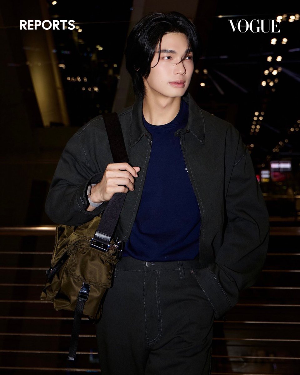 VogueThailand's tweet photo. #VogueReports Prada @Prada แบรนด์แอมบาสเดอร์ ‘วิน-เมธวิน’ @winmetawin เตรียมตัวออกเดินทางไปกรุงมิลาน ประเทศอิตาลี เพื่อเข้าร่วมชมโชว์คอลเล็กชั่นฤดูใบไม้ผลิ/ฤดูร้อน 2027 ที่จะจัดขึ้นในวันที่ 22 กันยายน เวลา 19:00 น. ตามเวลาประเทศไทย โดยวินมาในลุคแจ็คเก็ตเดนิมบลูซงสีเขียวเข้มเข้าชุด พร้อมกระเป๋ารุ่น Prada Explore ในวัสดุ Re-Nylon เฉดสีใหม่ สามารถตามติดโมเมนต์ของวินตลอดทริปได้ที่โว้กประเทศไทยทุกช่องทาง #Prada #PradaSS27 #WinMetawin

Photo: Courtesy of Prada