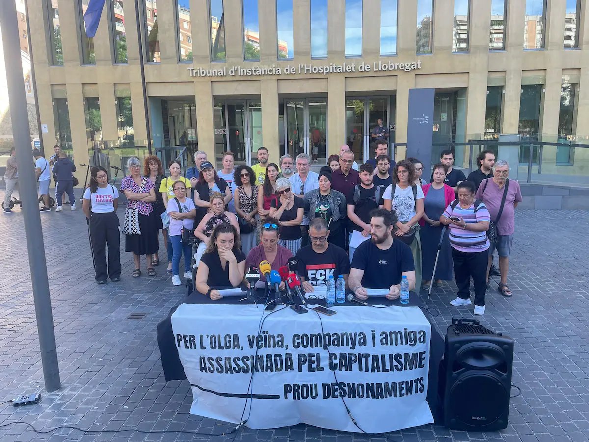 FonsiLoaiza's tweet photo. Olga tenía 54 años y fue desahuciada en Hospitalet. Se ha suicidado después de la persecución policial y judicial, el abandono institucional y la presión de los fondos buitres. Así asesina el capitalismo. Terrorismo es esto. https://t.co/vJIqLrYiYP