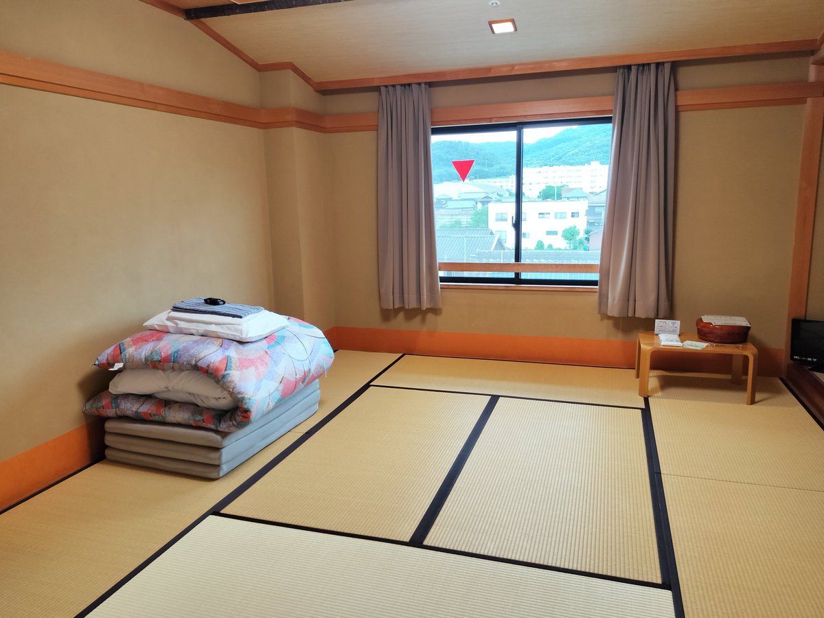 winoji's tweet photo. 今夜は88カ所のボス的存在・善通寺の宿坊に参籠。
温泉に浸かれて、お部屋が広くて、お布団がふかふかで、食事が精進料理で、朝の勤行は6時からで……と、さすがはお大師さまのお膝元、手抜きがない。
#歩き遍路 https://t.co/J9qmLiwAzO