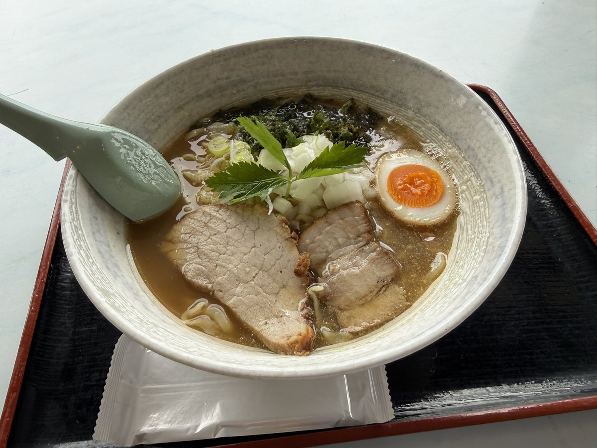 obakuwa's tweet photo. 土曜日のお昼ごはんは湯の湖に釣りに行ったので湖畔のレストハウスで✌️鶏煮干し？ラーメンを！高い(¥1400)だけあって美味かった👍また食いたいな😋
#ラーメン #湯の湖 #レストハウス #鶏煮干しラーメン #日光 #ヒメマス釣り https://t.co/BFTVt886Vn