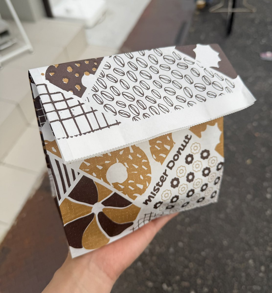 kan_ami_ze_ami's tweet photo. 運動不足の解消のために30分あるいて、ついミスド買って、また30分あるいて帰ってきた。11,000歩あるいた。今日はドーナツのために生きた1日。 https://t.co/2iDdNK4RIj