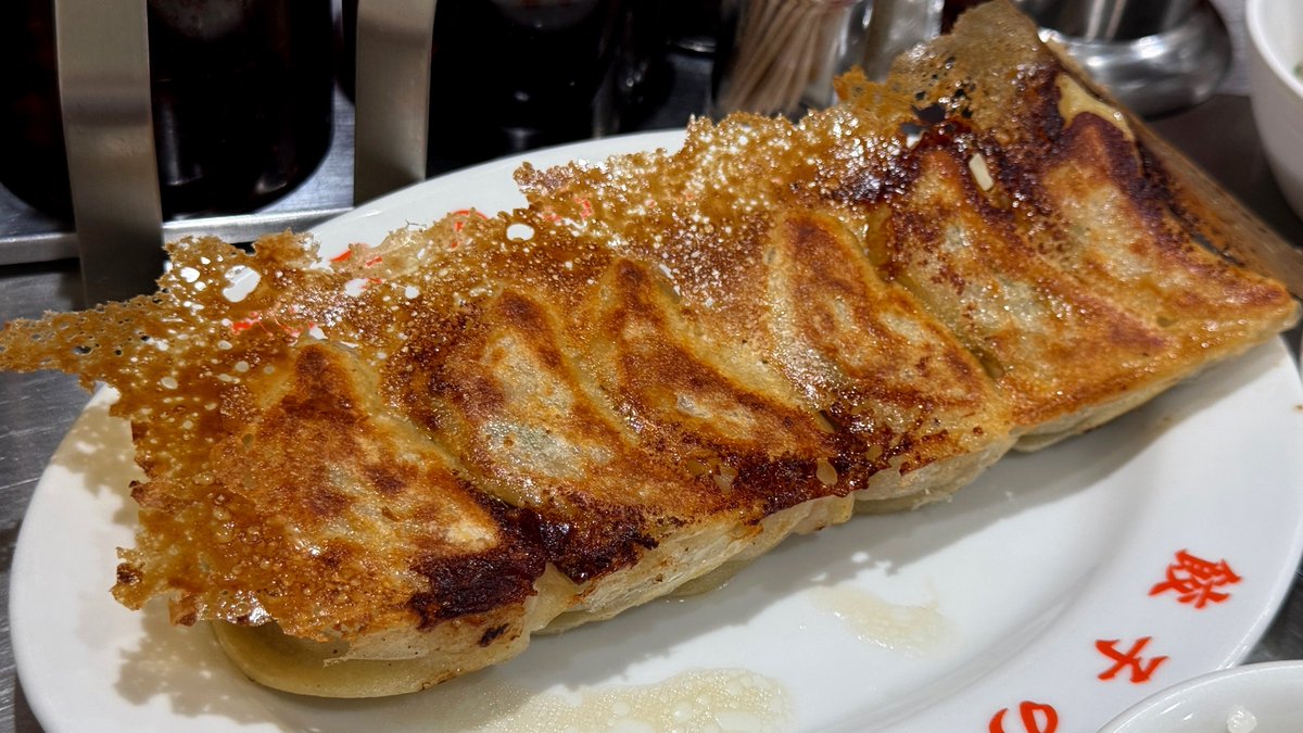 h_gashiyama's tweet photo. 【大雨の日超ゲリラキャンペーン】
本日21日
肉太郎のお持ち帰り餃子(6個)を

300円(＋容器代50円)

にて販売します！！！
通常600円なので、半額です！！

電子レンジで軽く温め直して食べると、焼き立てとはまた違うおいしさがあります！

超お買い得なのでぜひ！！ https://t.co/E5vvGNJJrv