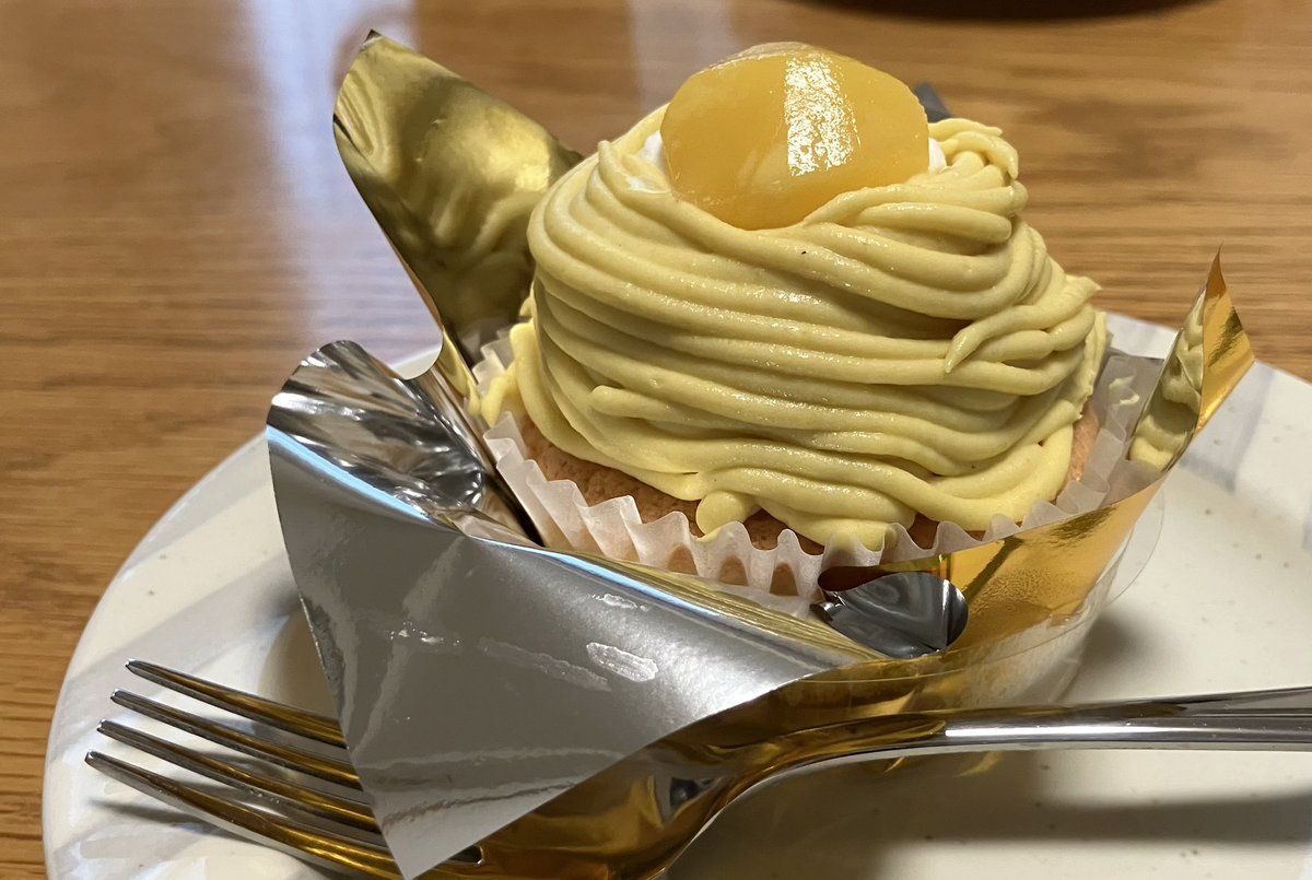 mngyo's tweet photo. この天気じゃ引きこもって3時のお茶に不二家のモンブラン食べて相撲観るくらいしかすることが無くー。 https://t.co/vNt7AKBO8l