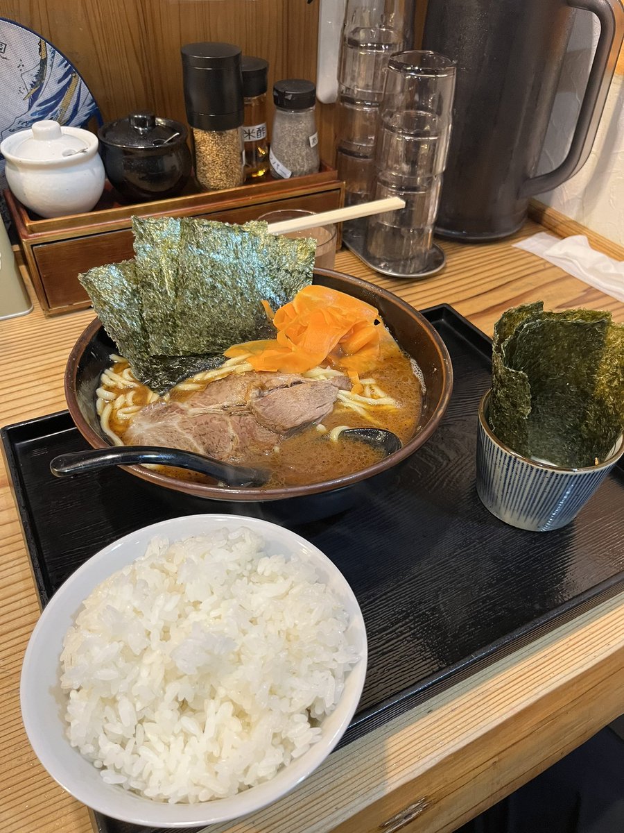 fujitaka0411's tweet photo. らーめん門
赤ラーメン大盛 海苔マシ ライス大盛
門スープに浸した海苔が美味すぎ。
麺と米と相性抜群。
たまに無性に食べたくなるんだよなー。 https://t.co/McyYDKhmEi