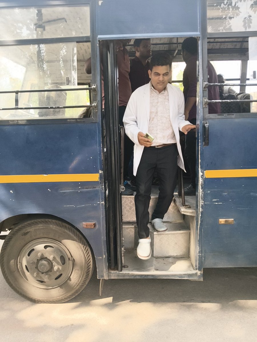 lazy0911's tweet photo. Brutality at its peak what today happened with doctors should not have happened Please release GO FOr one bond one salary rather than harrassing the brilliant minds ,@brajeshpathakup @CMOfficeUP @UPGovt @myogiadityanath @TheNewspinch @ravish_journo https://t.co/mWnC6CUvID