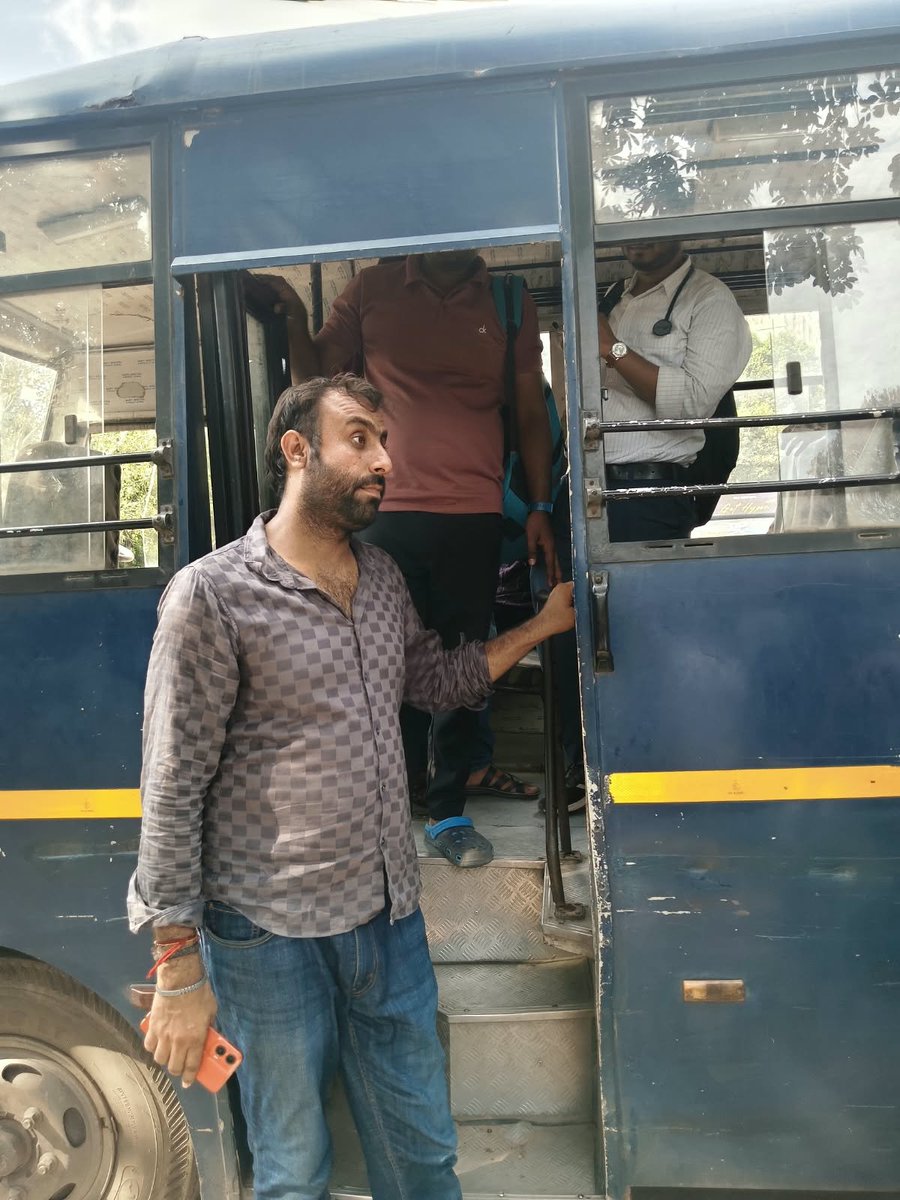 lazy0911's tweet photo. Brutality at its peak what today happened with doctors should not have happened Please release GO FOr one bond one salary rather than harrassing the brilliant minds ,@brajeshpathakup @CMOfficeUP @UPGovt @myogiadityanath @TheNewspinch @ravish_journo https://t.co/mWnC6CUvID