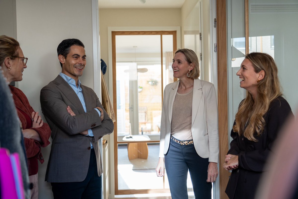 MinPres's tweet photo. Meer, sneller en beter bouwen. Daar zet het kabinet vol op in. En dat werkt. Samen met @minister_vro Boekholt-O’Sullivan en @ministerLJS Sterk ging ik langs bij nieuwbouwwijk Waterfront in Harderwijk, een mooi voorbeeld van een kleine gemeente die graag bekijkt hoe het wél kan.
Op deze locatie worden in rap tempo nieuwe woningen gerealiseerd. Woningen voor jonge starters, zoals Misha en Chris, bij wie ik langs mocht komen. Maar ook woningen voor gezinnen en senioren. Dat bevordert de doorstroom op de woningmarkt. Waterfront is dan ook een mooi voorbeeld van hoe we vanuit de Taskforce Versnelling Woningbouw samen met gemeenten, investeerders, corporaties en bouwers werken naar een duurzaam woningaanbod.
Samen maken we tempo om de woningnood in Nederland aan te pakken.