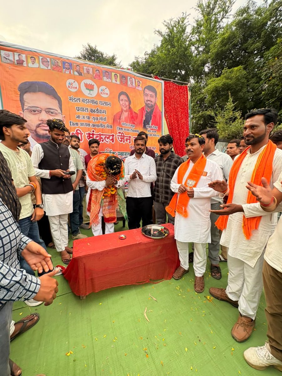 ABVPdeepnarayan's tweet photo. भारतीय जनता युवा मोर्चा के  जिला अध्यक्ष भाई श्री संकल्प जैन जी का बड़ागांव में प्रथम नगर आगमन हुआ। इस अवसर पर युवा-साथियों के साथ उनका आत्मीय स्वागत एवं अभिनंदन करने का सौभाग्य प्राप्त हुआ।
आपका आगमन हम सभी युवा साथियों के लिए उत्साह और ऊर्जा का अवसर है।
#BJYM #sankalJain https://t.co/OkVs73wBF6