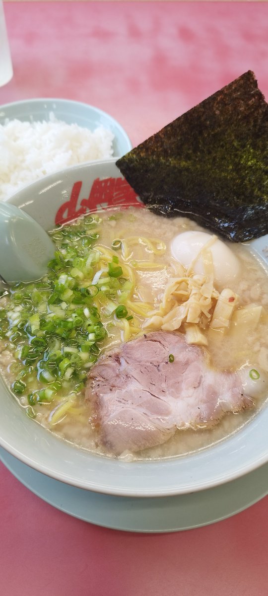 isshinchan123's tweet photo. 台風接近中ですが山岡家へ😘💕

プレミアム塩とんこつ🍜

う〜ん😔
美味しいけど好みじゃない💦
資本系の家系みたいな乳製品っぽいクリーミーさがあって、鼻に抜ける香りはインスタント粉末の豚骨味の香りそのもの💦
残しました😭
やっぱ山岡家は醤油が最高✨ https://t.co/FbIX9tMVkg