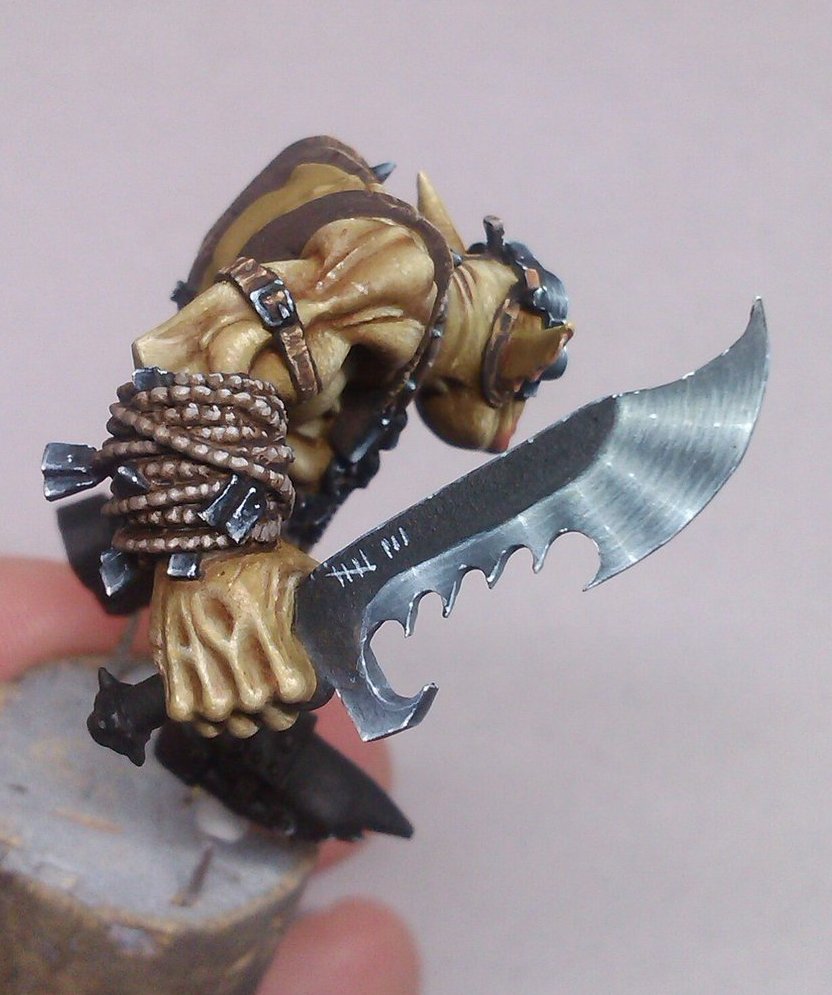 KujoPainting's tweet photo. A NMM Ork knife I painted. Can you guess the model? It sure is pretty. #miniaturepainting https://t.co/XzKwL3WfKT