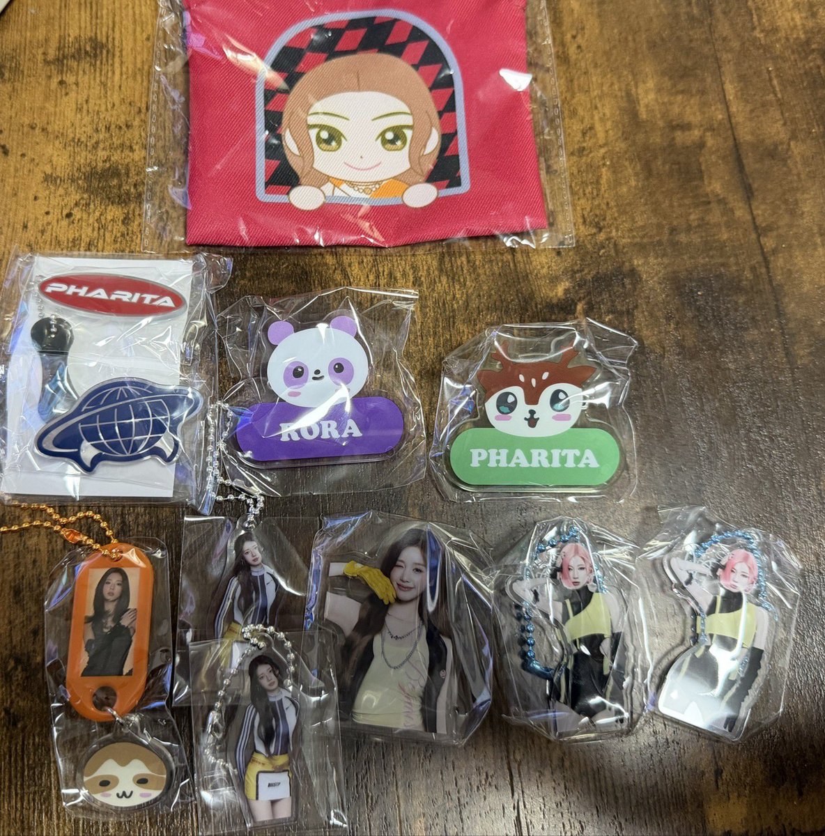 fldhs__s2's tweet photo. BABYMONSTER グッズ交換

［譲］写真のもの
［求］アヒョン　チキタ

9/22.9/23京セラドームでの手渡し

#BABYMONSTER
#ベビモン
#ベビモングッズ交換
#グッズ交換
#京セラ https://t.co/kBBUwZEe1O