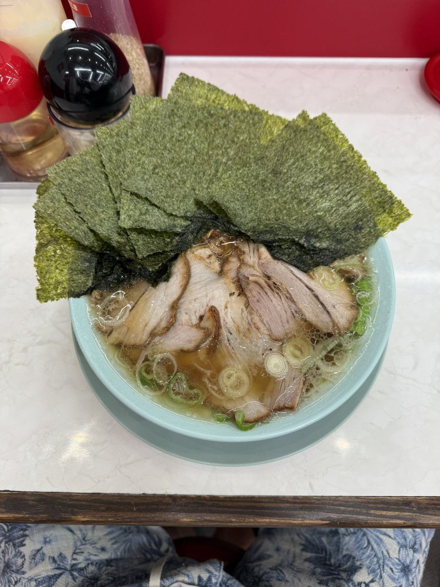 obakuwa's tweet photo. 今日の朝ごはん？お昼ごはん？は兼用です♪予定より遅い朝ごはんのつもり、、
久しぶりなのでたっぷりチャーシューメンを！ライスももらい腹一杯になり満足です👍美味かった😋
#ラーメン #なぎちゃんラーメン #ちゃん系ラーメン #チャーシューメン #朝定食
#八王子 https://t.co/M7y1q8H2G4