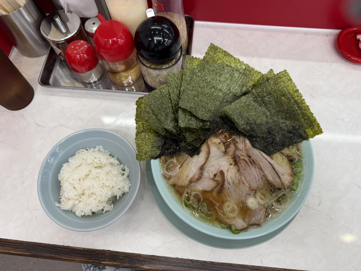 obakuwa's tweet photo. 今日の朝ごはん？お昼ごはん？は兼用です♪予定より遅い朝ごはんのつもり、、
久しぶりなのでたっぷりチャーシューメンを！ライスももらい腹一杯になり満足です👍美味かった😋
#ラーメン #なぎちゃんラーメン #ちゃん系ラーメン #チャーシューメン #朝定食
#八王子 https://t.co/M7y1q8H2G4