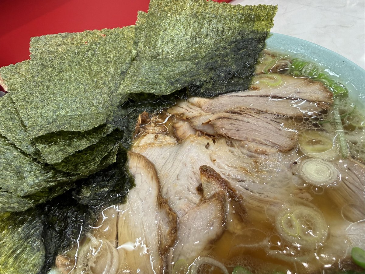 obakuwa's tweet photo. 今日の朝ごはん？お昼ごはん？は兼用です♪予定より遅い朝ごはんのつもり、、
久しぶりなのでたっぷりチャーシューメンを！ライスももらい腹一杯になり満足です👍美味かった😋
#ラーメン #なぎちゃんラーメン #ちゃん系ラーメン #チャーシューメン #朝定食
#八王子 https://t.co/M7y1q8H2G4
