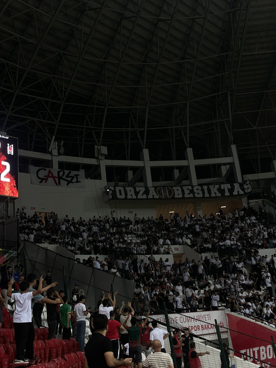 njnssaa's tweet photo. DÜN ÇOK GÜZELDİNİZ..🖤🤍
#çarşı https://t.co/IcuklaOPus