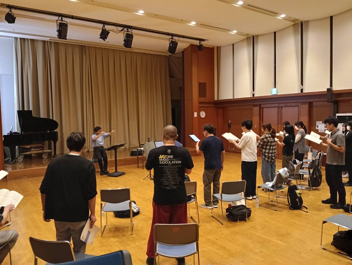 TAMASTARSINGERS's tweet photo. シルバーウイークはいかがお過ごしですか？
たまスタは金曜日に指揮者の真下先生、ピアノの播馬先生をお迎えした練習、日曜日に団員だけでの練習を行いました。真下先生の指揮で音楽が変わっていくのがとても楽しかったです！10.4、麻生市民館でお待ちしております！ https://t.co/kvODvvLi0s