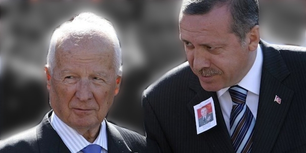 nisenlalih's tweet photo. Bugün 80’lerde Evren faşizminden kaçarak Avrupa’ya sığınan ailelerin çocuklarının başarılarını görüyoruz. Yarın da Erdoğan faşizminden gelen ailelerin çocuklarının başarıları görülecek. Karanlığı resmeden diktatörler gidici; zulüm ettikleri insanlar ise aydınlıklarıyla kalıcı https://t.co/9lO3hCpYs1