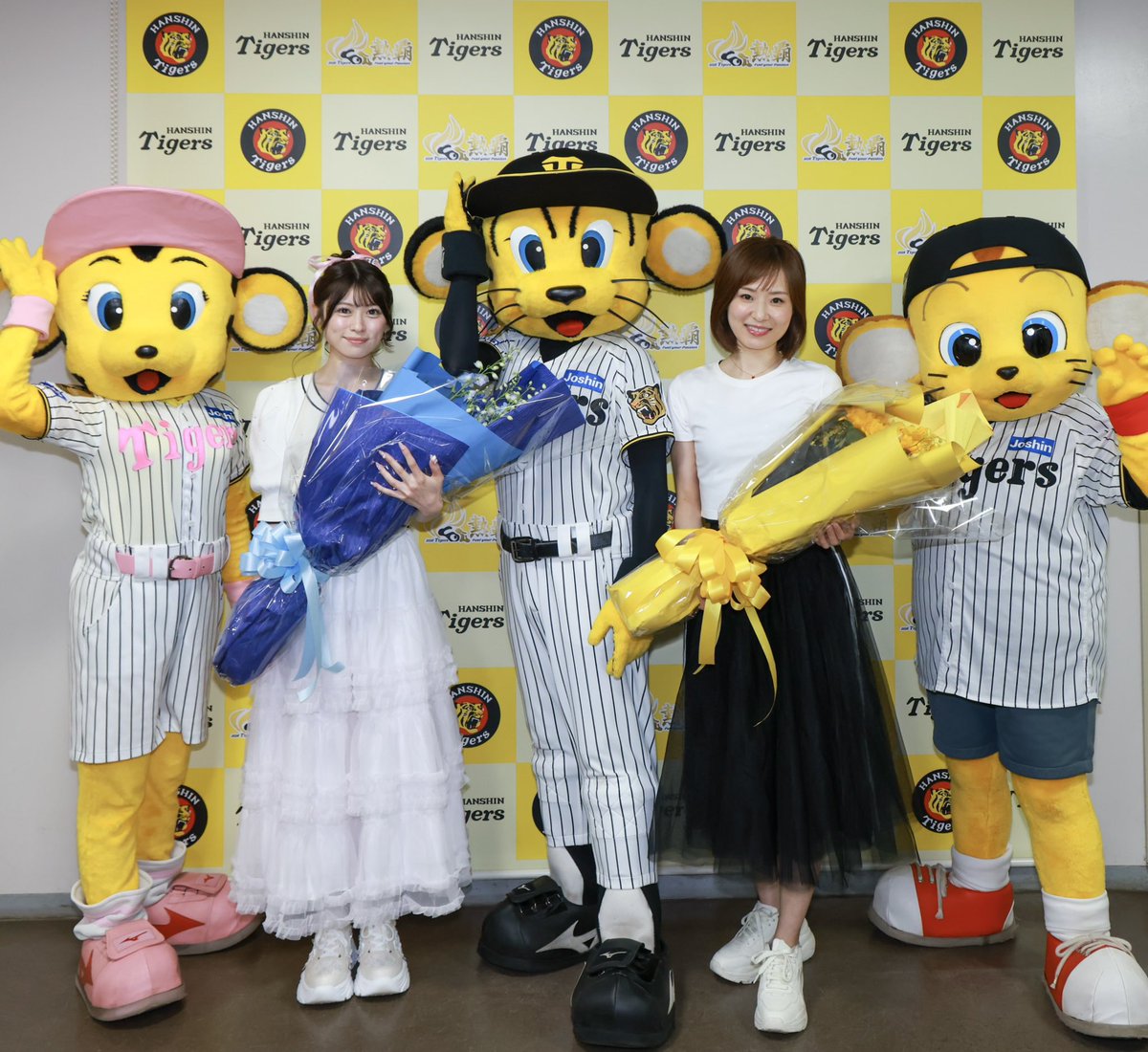 pococha_jp's tweet photo. 阪神タイガース公式戦にて「Pococha DAY」を開催しました👏🎉

⚾️始球式：しおさん
❤️花束贈呈：永井香織サックス奏者さん、けいらさん
ご参加いただいた皆さん、ありがとうございました✨

#ポコチャ
#阪神タイガース https://t.co/nDlUWKZfN1
