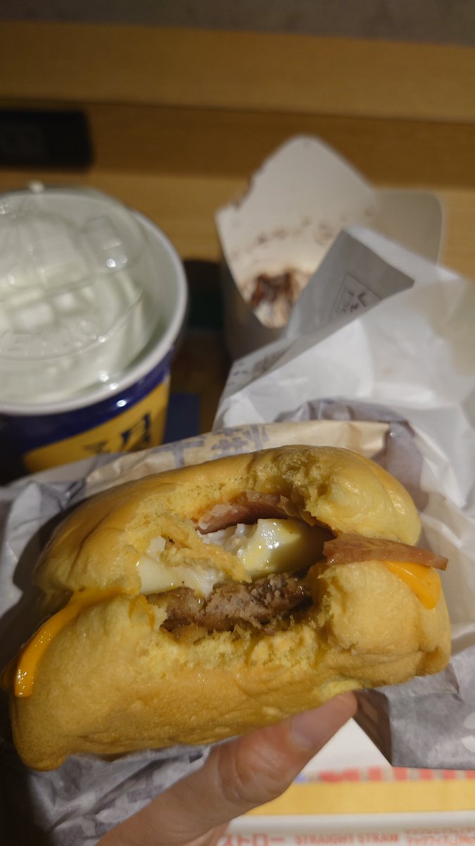 sikippi64's tweet photo. さっそくらんらんるーで炙り牛すき焼き風月見バーガーとナゲット！限定黄金タルタルソース！さらに普段あまり注文しない期間限定のシャインマスカットシェイクとペこーら宣伝の明治アーモンドアーモンド〜 https://t.co/XFdCdaShEM