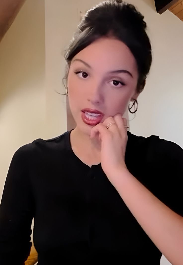 livshabit's tweet photo. i love her in a updo https://t.co/h6y4MzvE8C