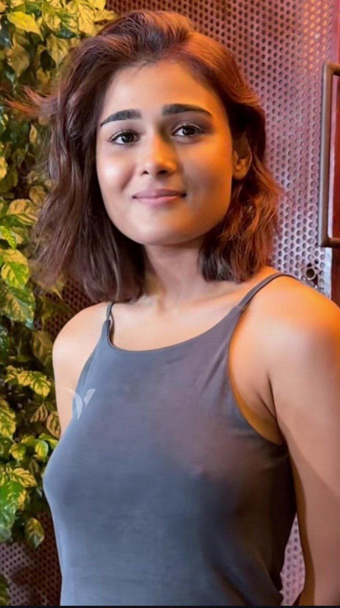 DeepuSissy's tweet photo. I feel shy to stay in baniyan when people are around me ,they can easily found out my b...s  easily 😶‍🌫️ https://t.co/rUwCvDPPQJ