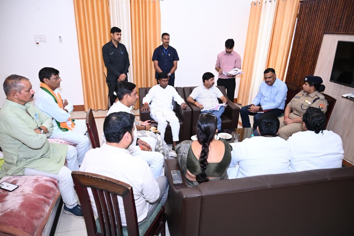 DM_MIRZAPUR's tweet photo. प्रभारी मंत्री/मा.कैबिनेट मंत्री औद्योगिक विकास,श्री नन्द गोपाल "नंदी" ने जिला प्रशासनिक समन्वय समिति की बैठक में जनहित के विभिन्न विषयों पर हुई विस्तृत चर्चा। जिलाधिकारी पवन कुमार गंगवार ने विकास योजनाओं के बारे में दी जानकारी।
@CMOfficeUP @ChiefSecyUP @InfoDeptUP https://t.co/a7J36jJK9N
