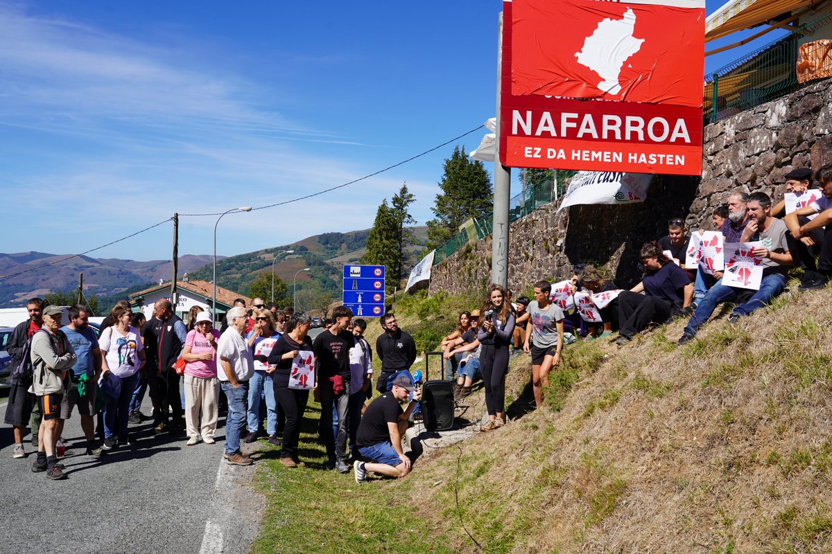 EHEbizi's tweet photo. Abenduaren 15ean beteko dira 40 urte Vascuencearen Lege bidegabea Nafarroa Garaian indarrean jarri zutenetik. Urteurren egunean, mobilizatzeko deia egin diegu euskaltzaleei. 

Euskarari lehentasuna emanen dion ofizialtasuna, orain!✊

🔗https://t.co/iqUkG7nBGw https://t.co/DZWWyrrMWb