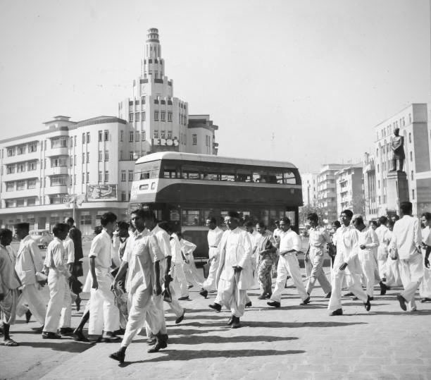 mumbaiheritage's tweet photo. 1954, Mumbai.

Look closely at the crowd outside Eros Cinema. White shirts, white kurtas, dhotis and light-coloured clothing dominate the frame. Even office-goers mostly wore white shirts with dark or grey trousers.

Colourful clothing had not yet become an everyday fashion statement in Bombay.

And right in the middle of it all, a BEST double-decker on a Daimler chassis.

A glimpse of Mumbai’s streets, style and everyday life, 72 years ago.
#OldMumbai