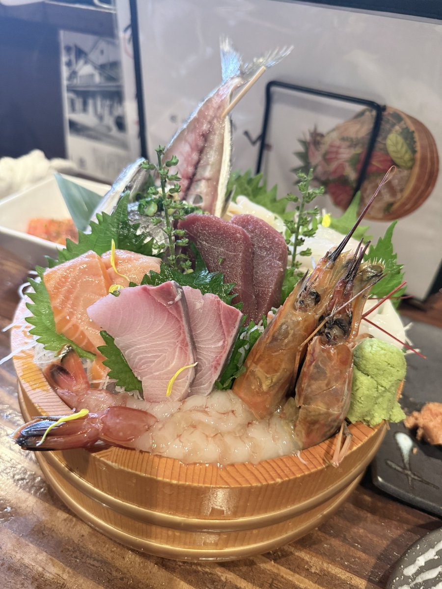 s_ffatale's tweet photo. 台風のなか華やかな夜で、楽しゅうございました。

私は、長年付き合いのある子と初同伴💋　美味しい魚料理を堪能しました。

久し振りにお会いする紳士や、新規の方々、指名を入れてくださった小僧（愛を込めて）、お足元の悪いなかありがとうございま��た🫡🖤

湿気で前髪がパラパラ🫠 https://t.co/5XYjqmxEci