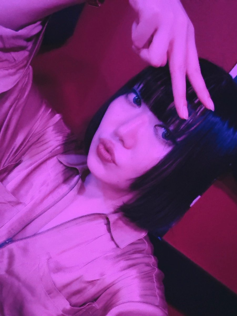 s_ffatale's tweet photo. 台風のなか華やかな夜で、楽しゅうございました。

私は、長年付き合いのある子と初同伴💋　美味しい魚料理を堪能しました。

久し振りにお会いする紳士や、新規の方々、指名を入れてくださった小僧（愛を込めて）、お足元の悪いなかありがとうございま��た🫡🖤

湿気で前髪がパラパラ🫠 https://t.co/5XYjqmxEci