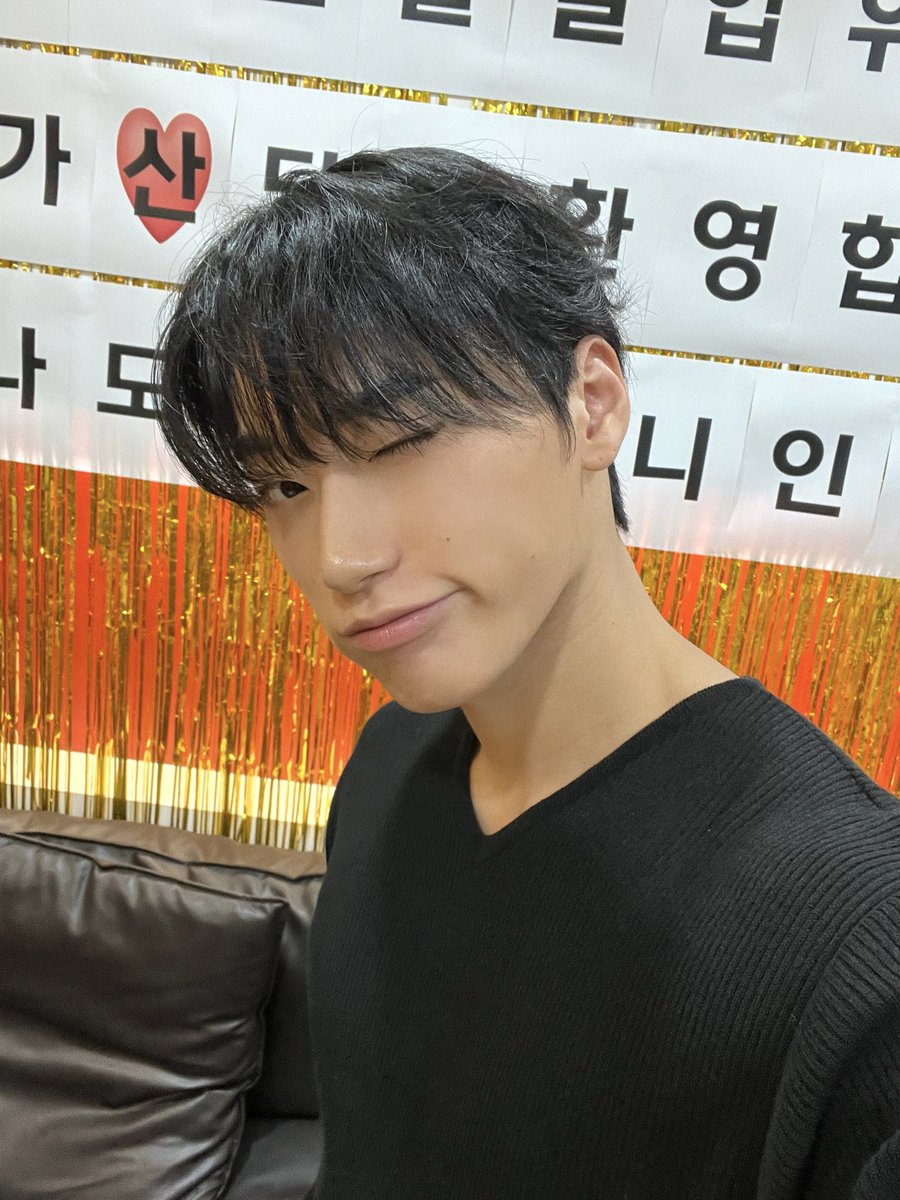 ATEEZofficial's tweet photo. [📷] #심야괴담회 Behind Photo

귀신마저 홀리는 사니의 매력..👻​👻​
많이 무서웠지만 그래도 귀엽게 봐주실거죠?

#ATEEZ #에이티즈
#SAN #산 https://t.co/gbANoMZvOU