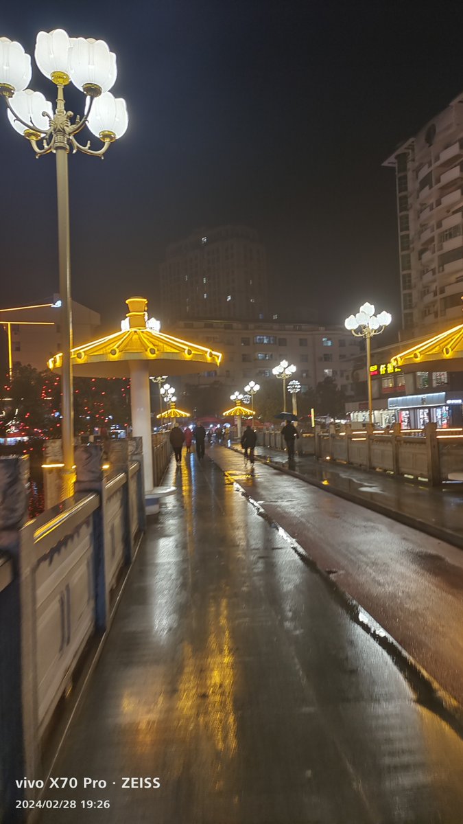 MaragretMaqr18's tweet photo. Blurry light trails from passing bikes + wet asphalt = perfect late-night street vibe ， https://t.co/hk0vGOU4mT