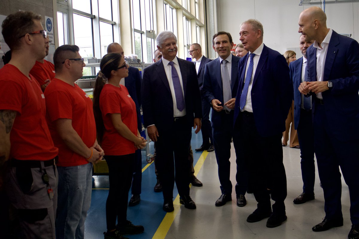 adolfo_urso's tweet photo. Solo pochi mesi fa il futuro di #Riello era segnato dall’incertezza. Oggi, qui a Legnago, si respirava tra i lavoratori una fiducia nuova, figlia di una prospettiva concreta fatta di investimenti, sviluppo e nuove ambizioni industriali. Con l’acquisizione da parte di #AristonGroup, Riello è tornata in mani italiane, entrando a far parte di un grande gruppo industriale nazionale che può garantirle nuove prospettive di sviluppo. Una soluzione solida per una realtà storica e strategica in un settore centrale per la nostra industria, quello della termomeccanica.

È un cambio di passo importante, che dimostra come il Mimit e questo Governo abbiano saputo trasformare una situazione di crisi in un’opportunità, favorendo una soluzione industriale solida e nuovi investimenti. È quanto siamo peraltro riusciti a fare anche con Speedline, sempre qui in Veneto, salvaguardando un altro storico presidio industriale e riportandolo sotto il controllo di un’impresa italiana. 

Continueremo a monitorare il percorso affinché siano pienamente valorizzati gli stabilimenti, le competenze e le professionalità, rafforzandone la presenza sui mercati europei e internazionali e creando le condizioni per una nuova stagione di crescita.